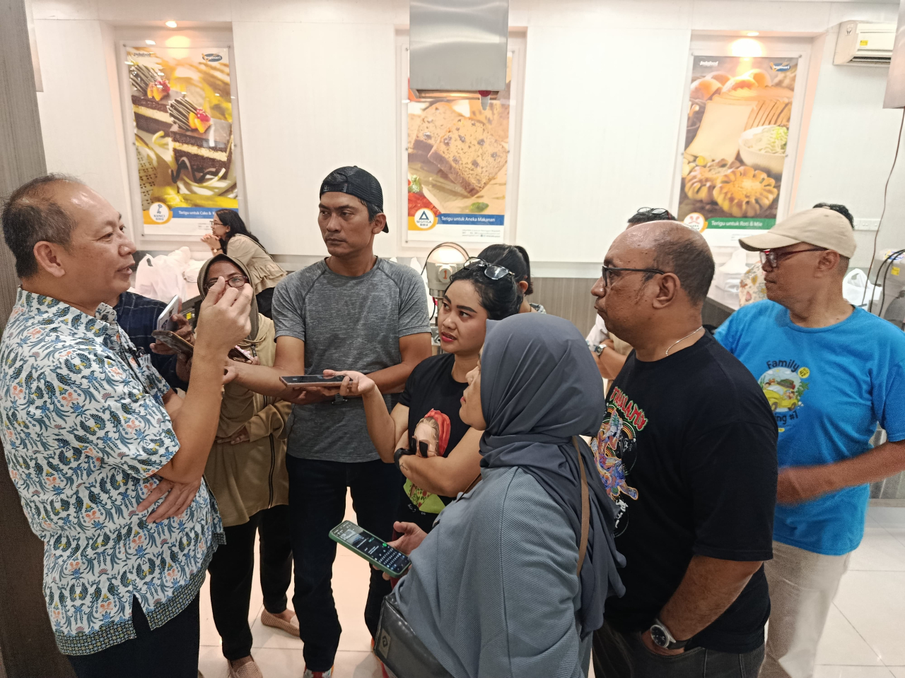 Vice President Marketing Bogasari Wilayah Indonesia Timur, Yulius Ronadi saat melayani wawancara media