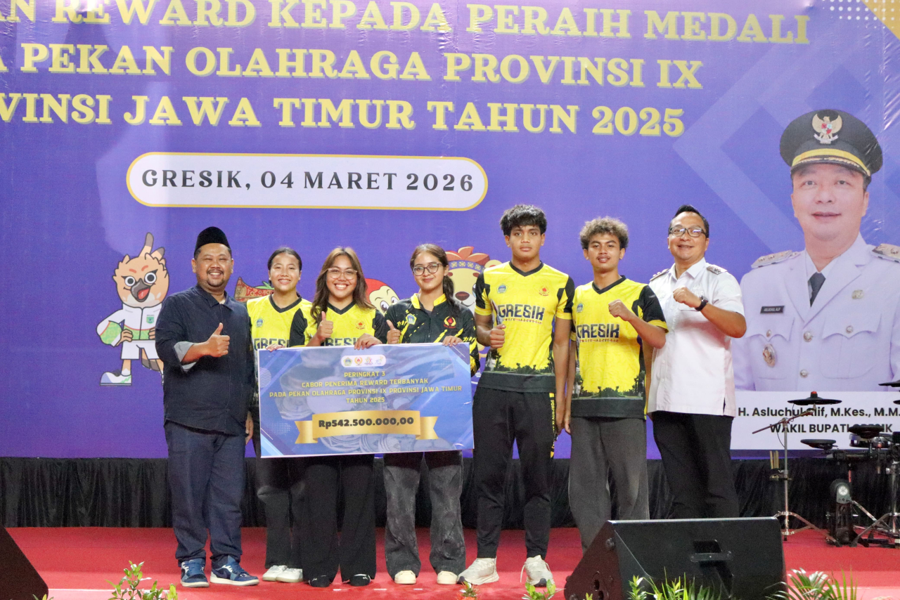 Bupati Gresik Fandi Akhmad Yani bersama atlet perairan medali Pekan Olahraga Provinsi (Porprov) IX Jawa Timur tahun 2025