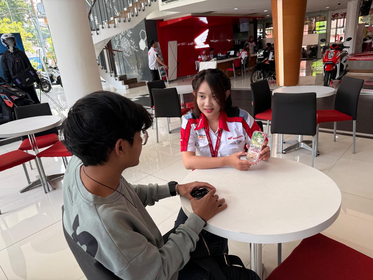 Tim sales Honda sedang melayani konsumen