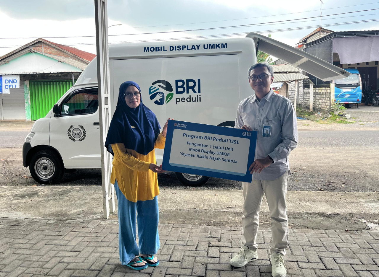 Program BRI Peduli TJSL diserahkan secara simbolis oleh Pemimpin Cabang BRI Gresik, Dudung Hardiman, kepada Ketua Yayasan Asikin Najah Sentosa, Tuskiati