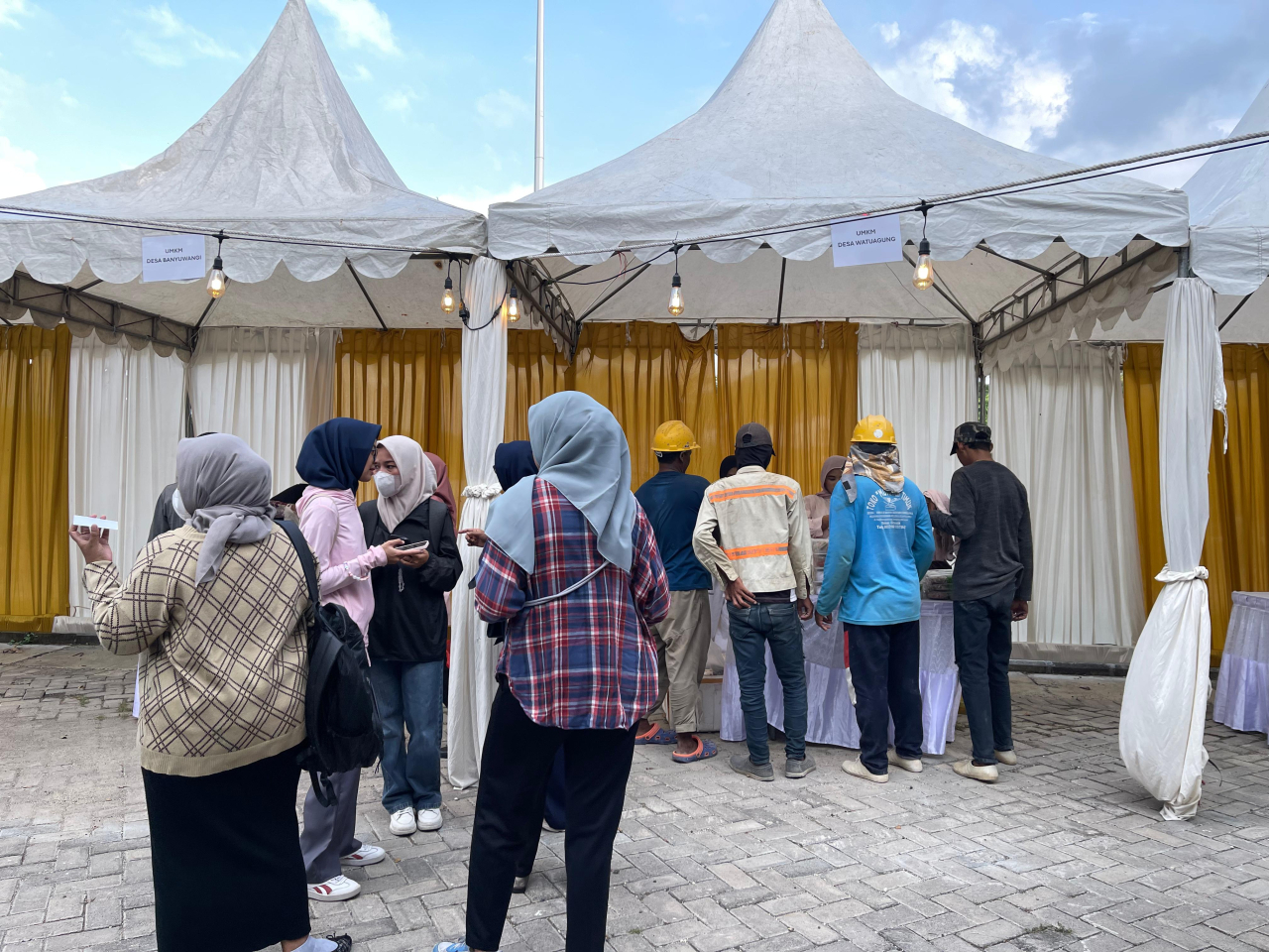 Bazar Ramadan UMKM dan Pasar Murah Sembako yang melibatkan pelaku usaha dari desa-desa di sekitar kawasan KEK JIIPE.
