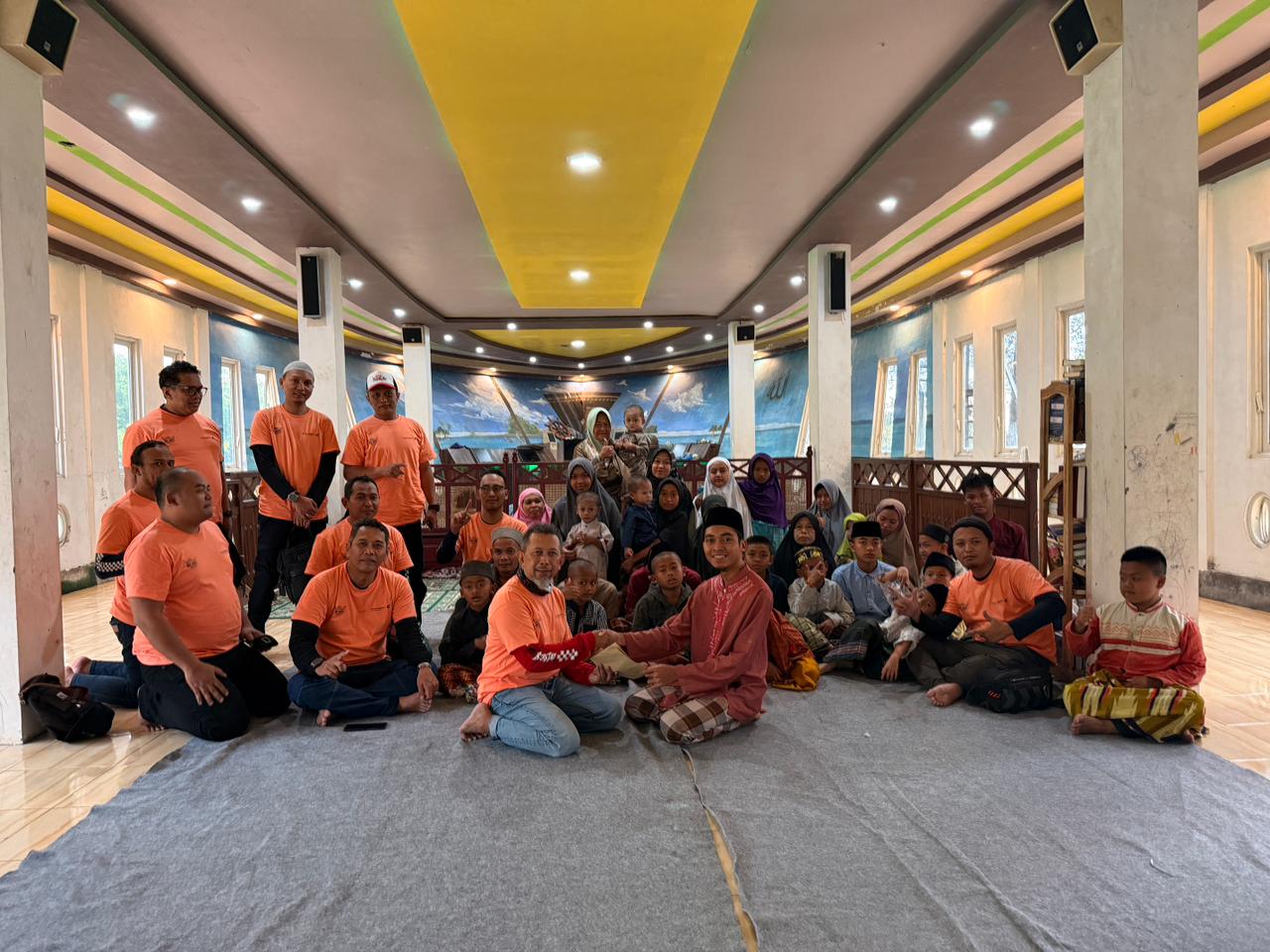 Komunitas pecinta motor besar Honda yang tergabung dalam BIGBEST (BigBike East Java Owners) menggelar kegiatan bertajuk Ngabuburide “Berbagi di Hari yang Suci”