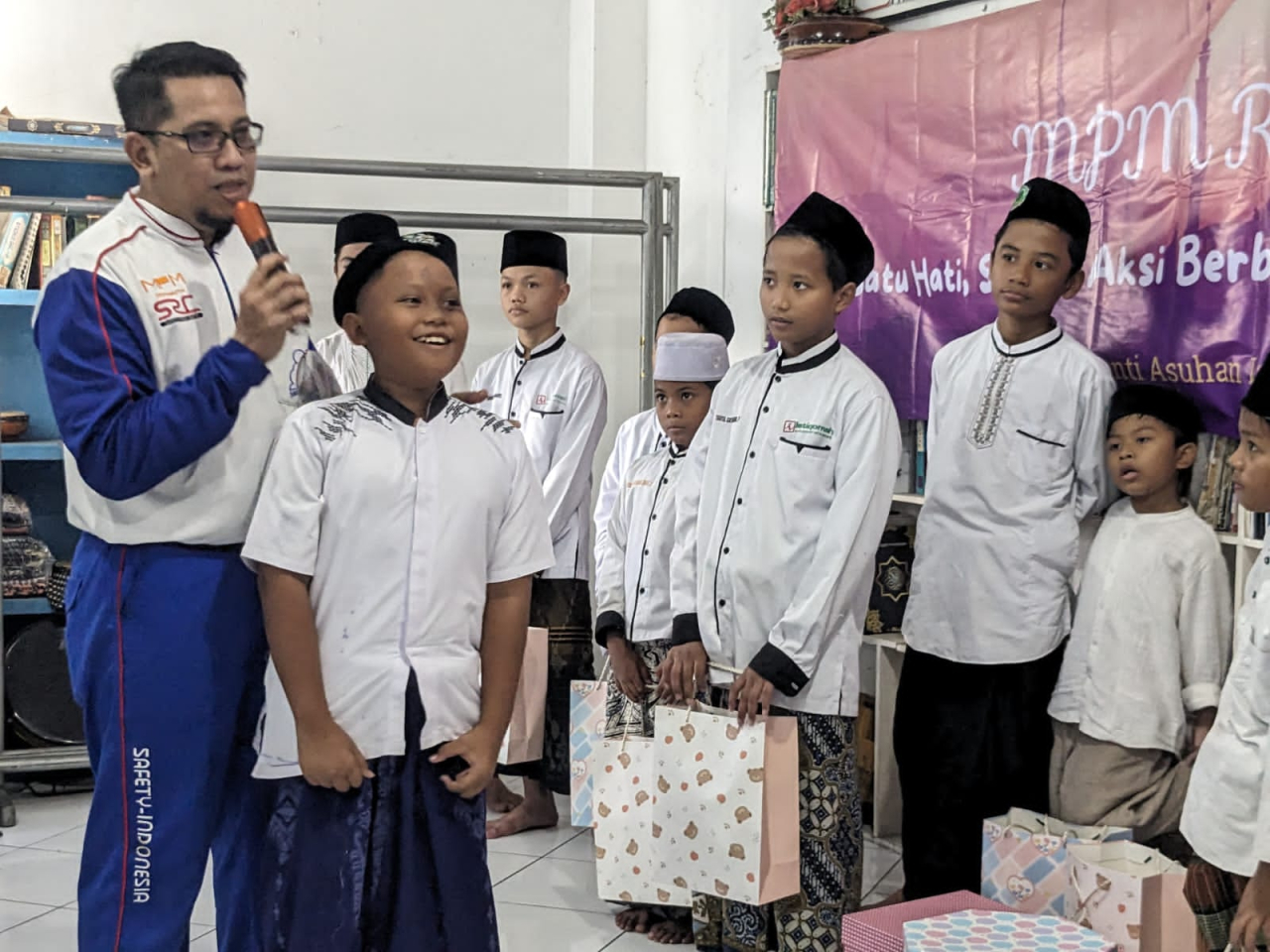 Dalam semangat berbagi di bulan suci Ramadan, karyawan PT Mitra Pinasthika Mulia (MPM Honda Jatim) menyalurkan donasi kepada Panti Asuhan Istiqomah pada 16 Maret 2026.