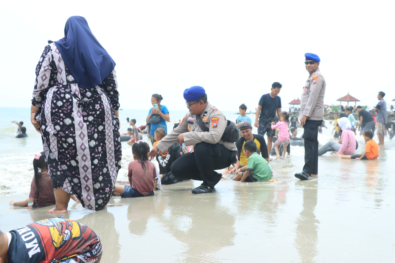Polisi memberi edukasi kepada pengunjung wisata Pantai Dalegan