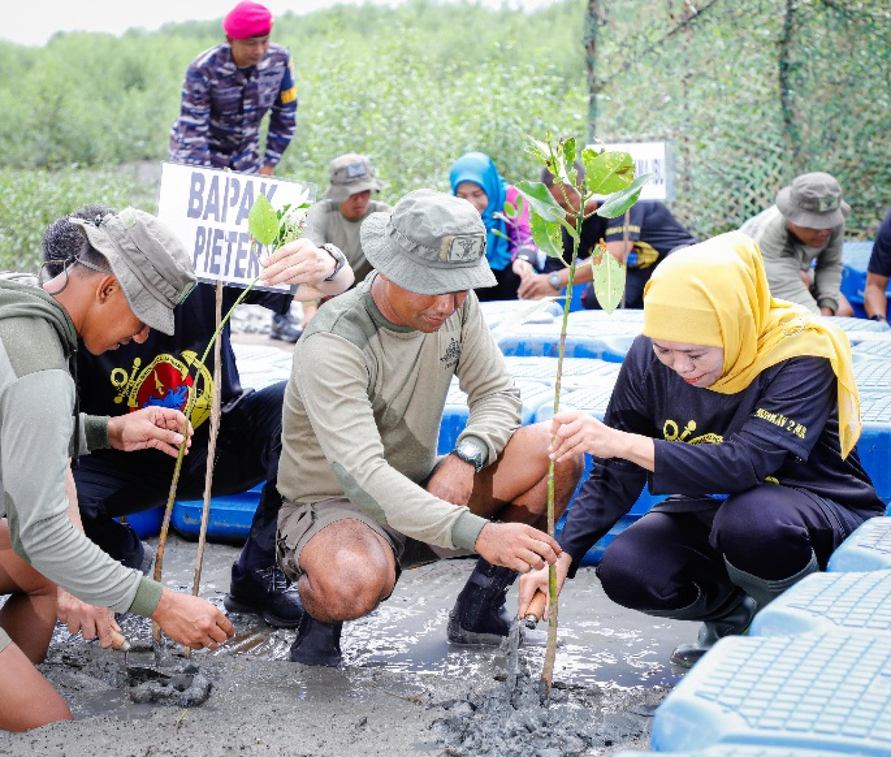 Gubernur Jawa Timur Khofifah Indar Parawansa bersama Komandan Pasmar 2 Mayor Jendral Oni Junianto memimpin langsung aksi bersih pantai dan penanaman 1.200 bibit mangrove di Kenjeran Park, Surabaya