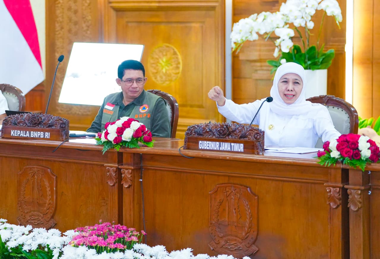 Gubernur Jawa Timur Khofifah Indar Parawansa bersama Kepala BNPB Letjen TNI Suharyanto menggelar Rapat Koordinasi (Rakor) Penanganan Dampak Bencana Hidrometeorologi dan Potensi Bencana Musim Kemarau d