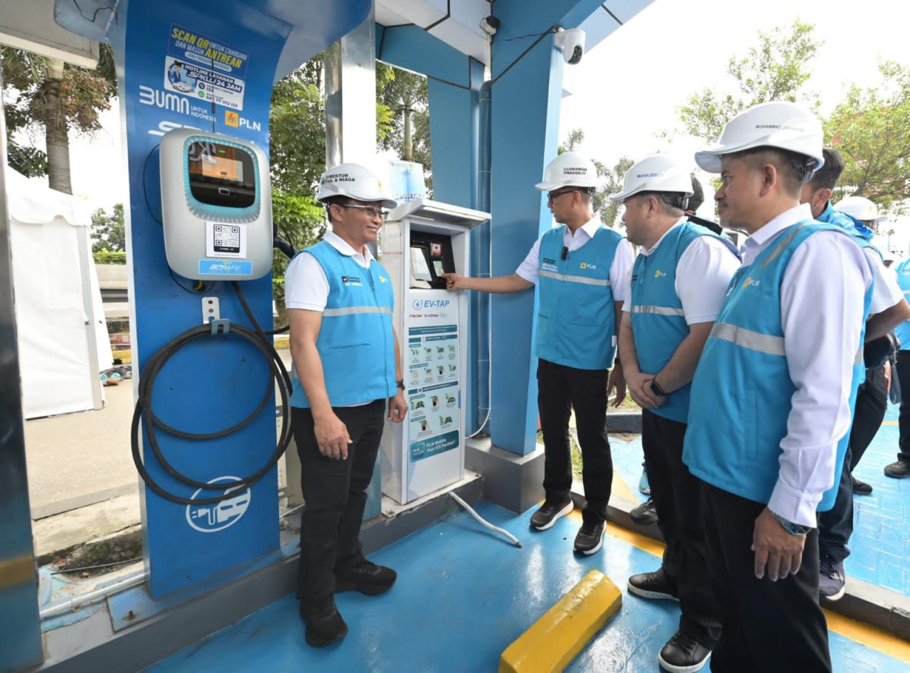 Direktur Utama PLN, Darmawan Prasodjo (kedua dari kiri) didampingi Direktur Retail dan Niaga PLN, Adi Priyanto (kiri), Executive Vice President Penjualan dan Pelayanan Pelanggan Retail PLN, Joni