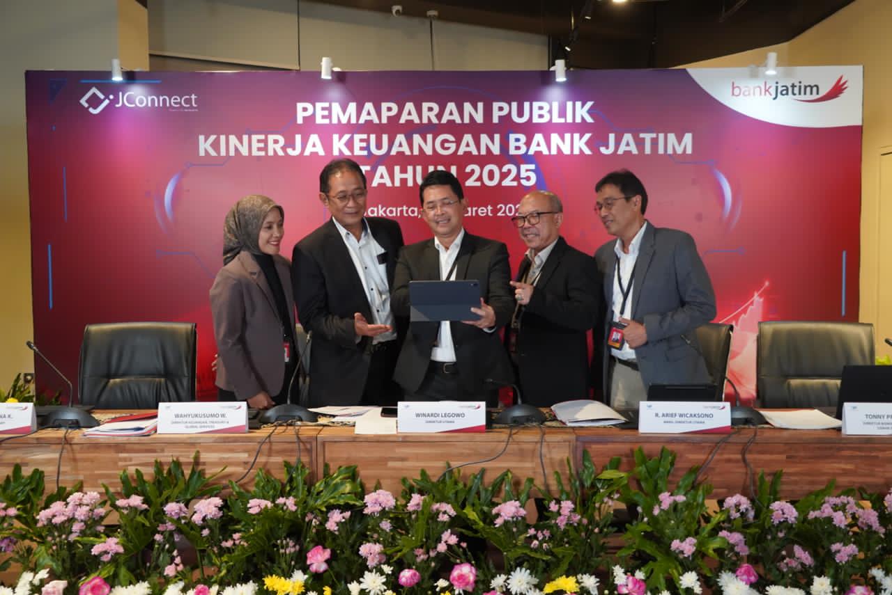 Direksi Bank Jatim usai pemaparan kinerja keuangan yang digelar pada Senin (30/3) di Jakarta