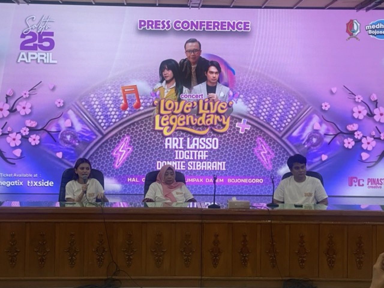 epala Dinas Kebudayaan dan Pariwisata (Disbudpar) Bojonegoro, Elzadeba Agustina saat menjelaskan, rencana konse bertajuk Love Legendary