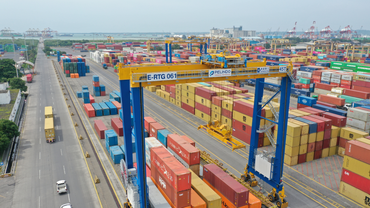 kegiatan operasional di Container Yard (CY) TPS.