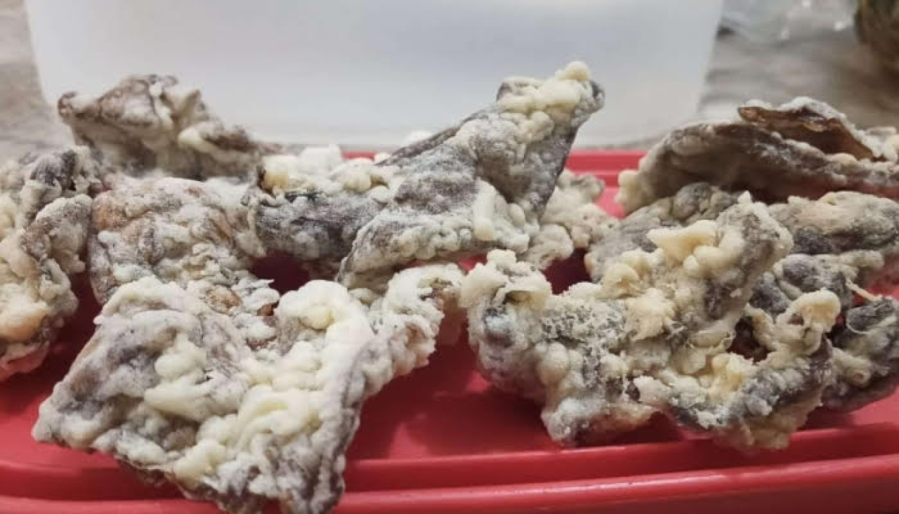 NIKMAT : Keripik paru sapi tersaji renyah dengan balutan tepung gurih, menjadi hidangan khas yang identik dengan suasana Lebaran.