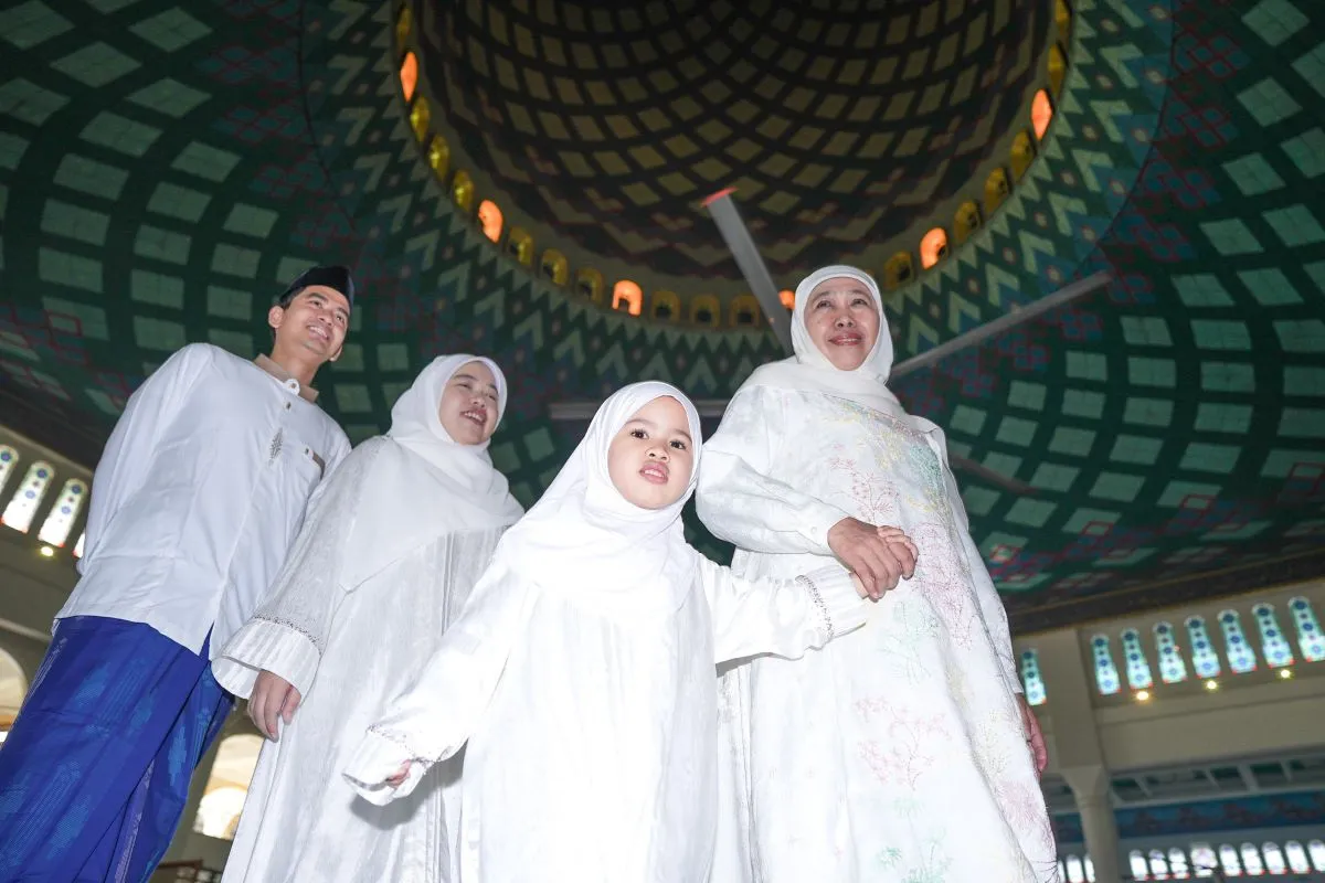 Khofifah setelah melaksanakan Shalat Id di Masjid Nasional Al-Akbar Surabaya, Sabtu.