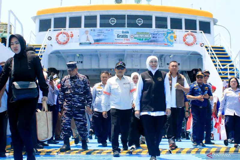 Gubernur Khofifah Berangkatkan 4 Kapal Mudik ke Sumenep dari Pelabuhan Jangkar Situbondo