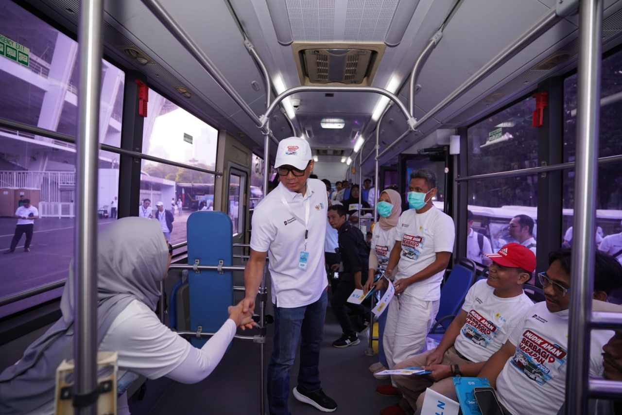Direktur Utama PLN, Darmawan Prasodjo saat menyapa para peserta Mudik Gratis BUMN 2026 di kawasan Gelora Bung Karno