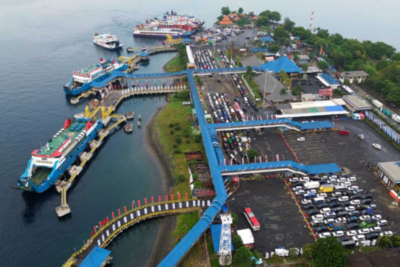 Suasana kepadatan kendaraan yang akan menyeberang melalui Pelabuhan ASDP Gilimanuk