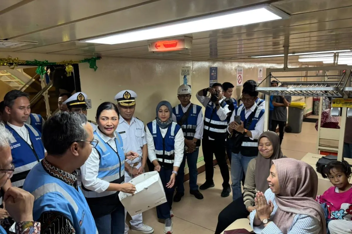Direktur Utama PT Pelni Tri Andayani memberikan cinderamata kepada pemudik yang menggunakan kapal KM Dobonsolo yang berangkat dari Pelabuhan Tanjung Priok