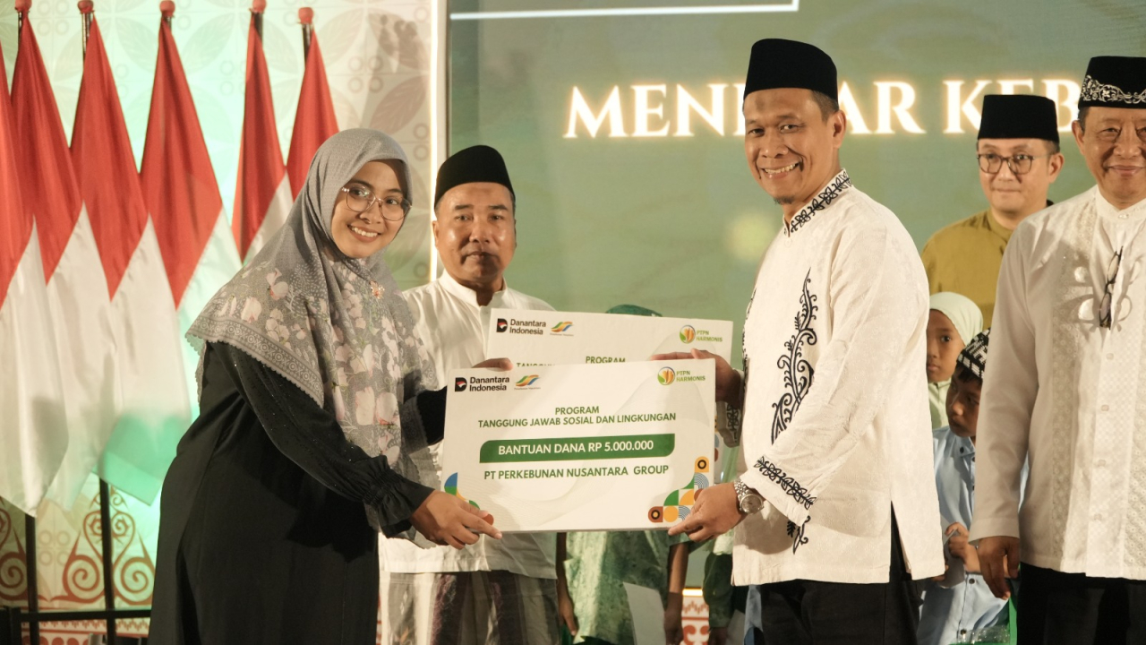 Direktur Utama SGN, Mahmudi saat menyerahkan bantuan sosial dalam kegiatan Ekspedisi Ramadhan