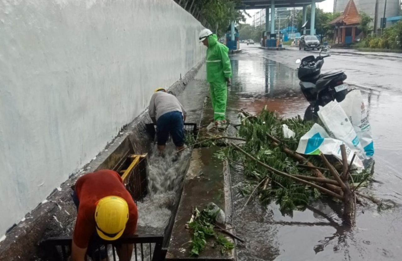 Pelindo telah membangun fasilitas Rumah Pompa Kalimas yang dilengkapi dengan dua unit pompa banjir dengan kapasitas masing-masing 0,5 meter kubik per detik.