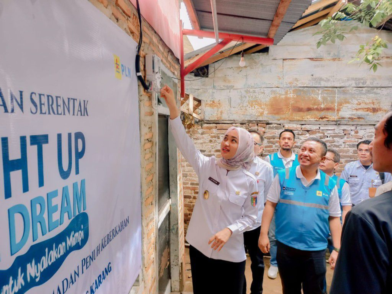 Wakil Gubernur Lampung, Jihan Nurlela (kiri) bersama General Manager PLN UID Lampung, Rizky Mochamad (kanan) melakukan penyalaan listrik secara simbolis