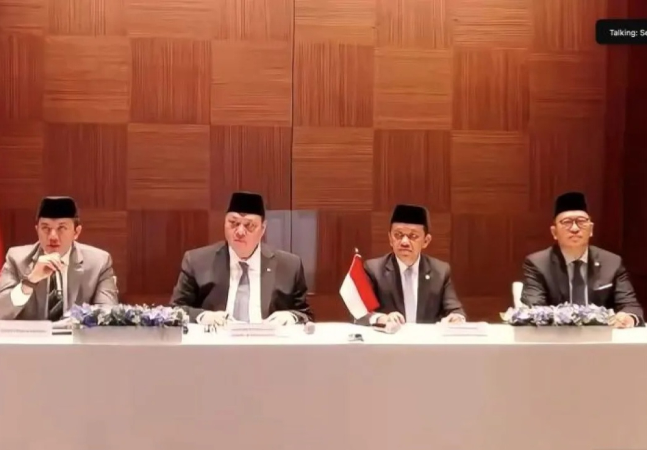Menteri Perekonomian Airlangga dalam konferensi pers terkait kebijakan-kebijakan pemerintah dalam menyikapi kondisi geopolitik global, dipantau secara daring dari Jakarta