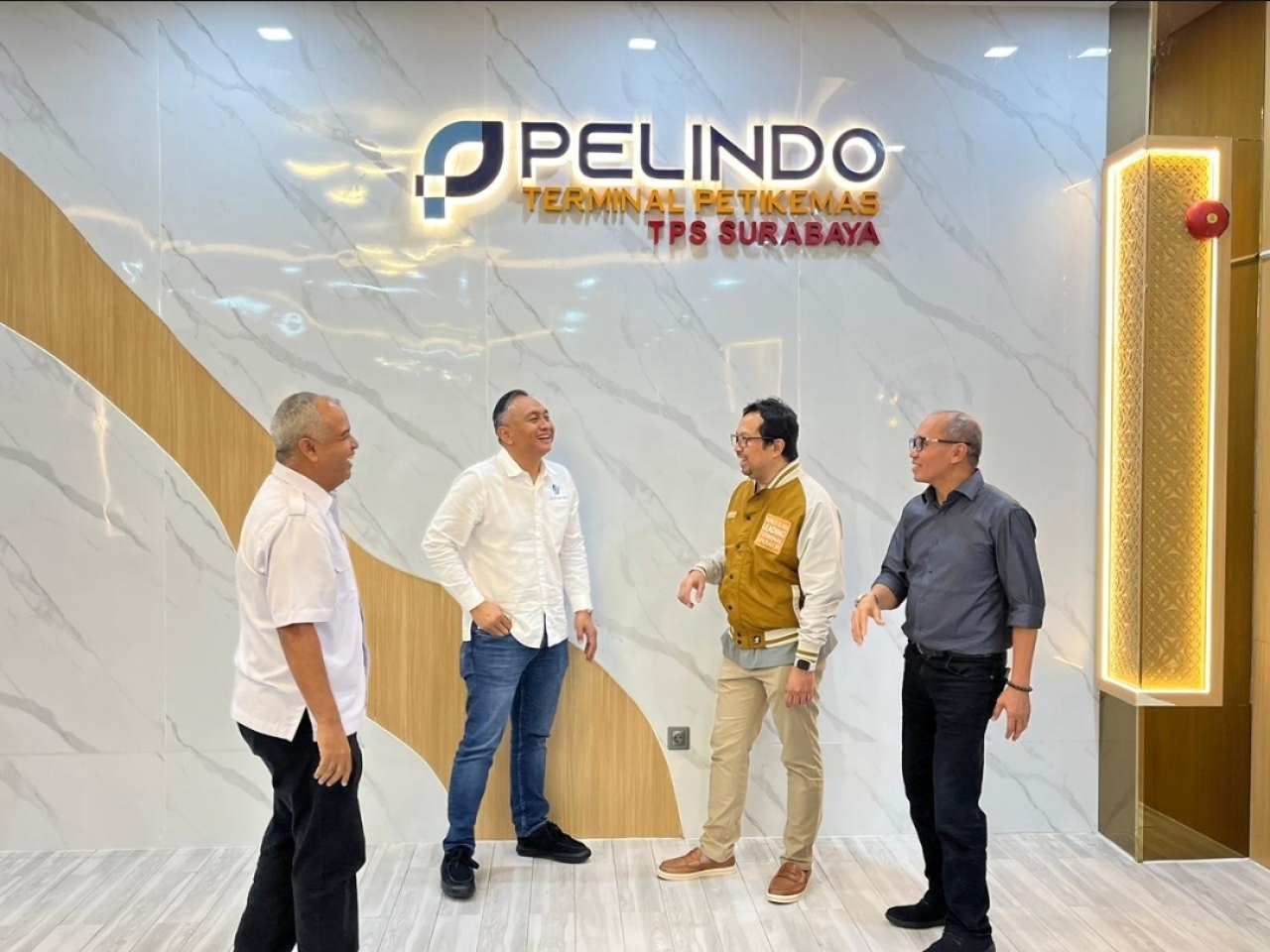 Direktur Utama TPS Wahyu Widodo bersama Direktur Operasi Noor Budiwan dan Ketua DPW Asosiasi Logistik & Forwarder Indonesia (ALFI) Jawa Timur Sebastian Wibisono