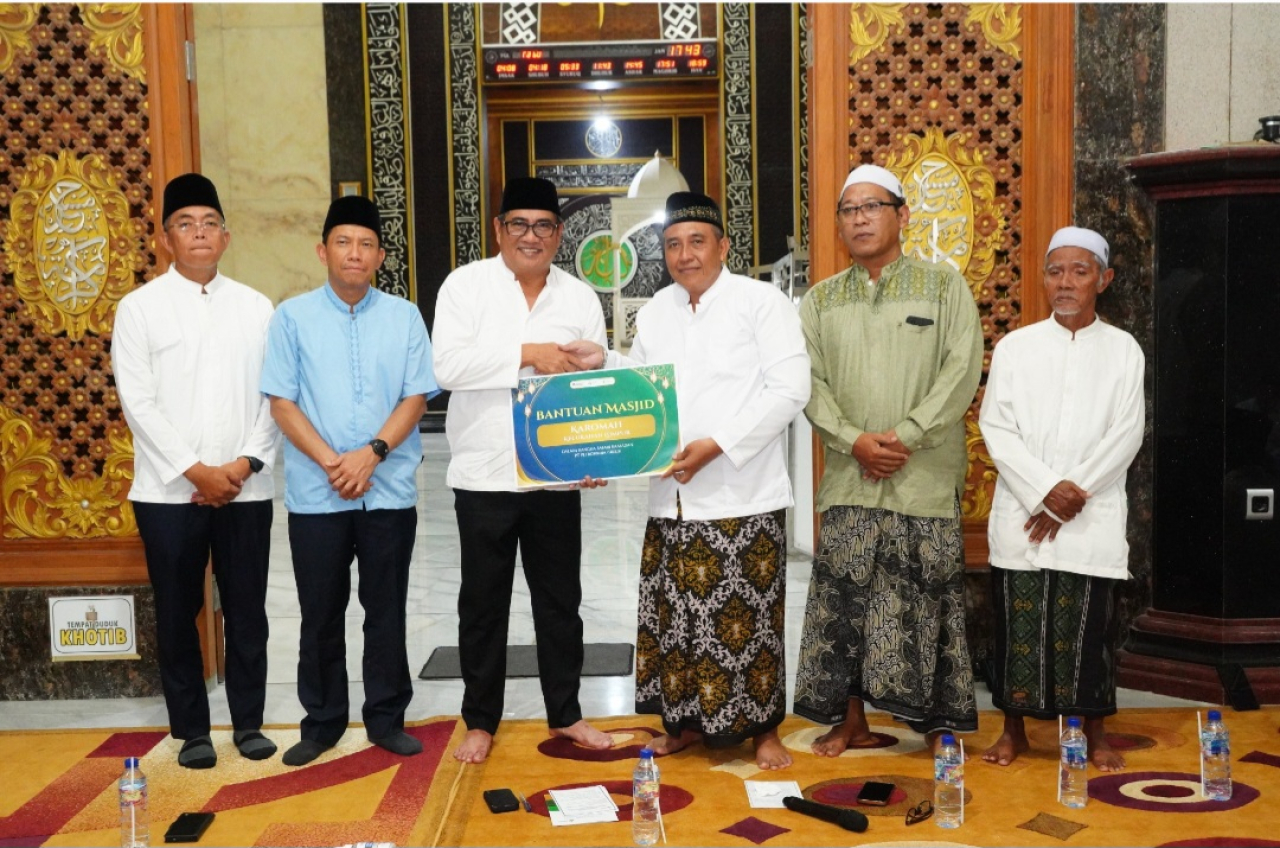 Direktur Utama Petrokimia Gresik, Daconi Khotob menyerahkan bantuan secara simbolis
