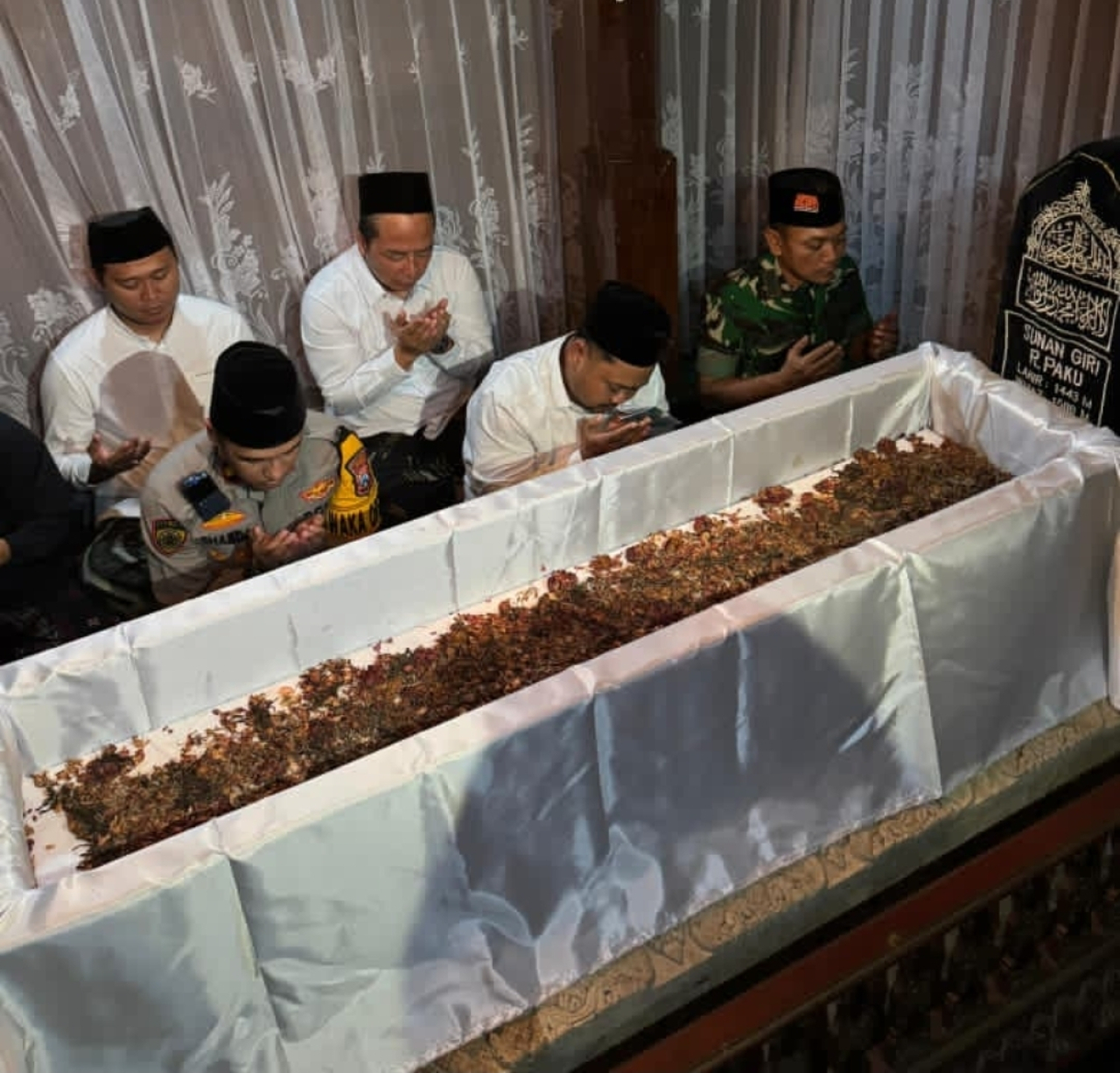 Bupati Gresik Fandi Akhmad Yani didampingi Wakil Bupati Alif dan Forkopimda Gresik saat berdoa di depan makam Sunan Giri pada tradisi Malam Selawe