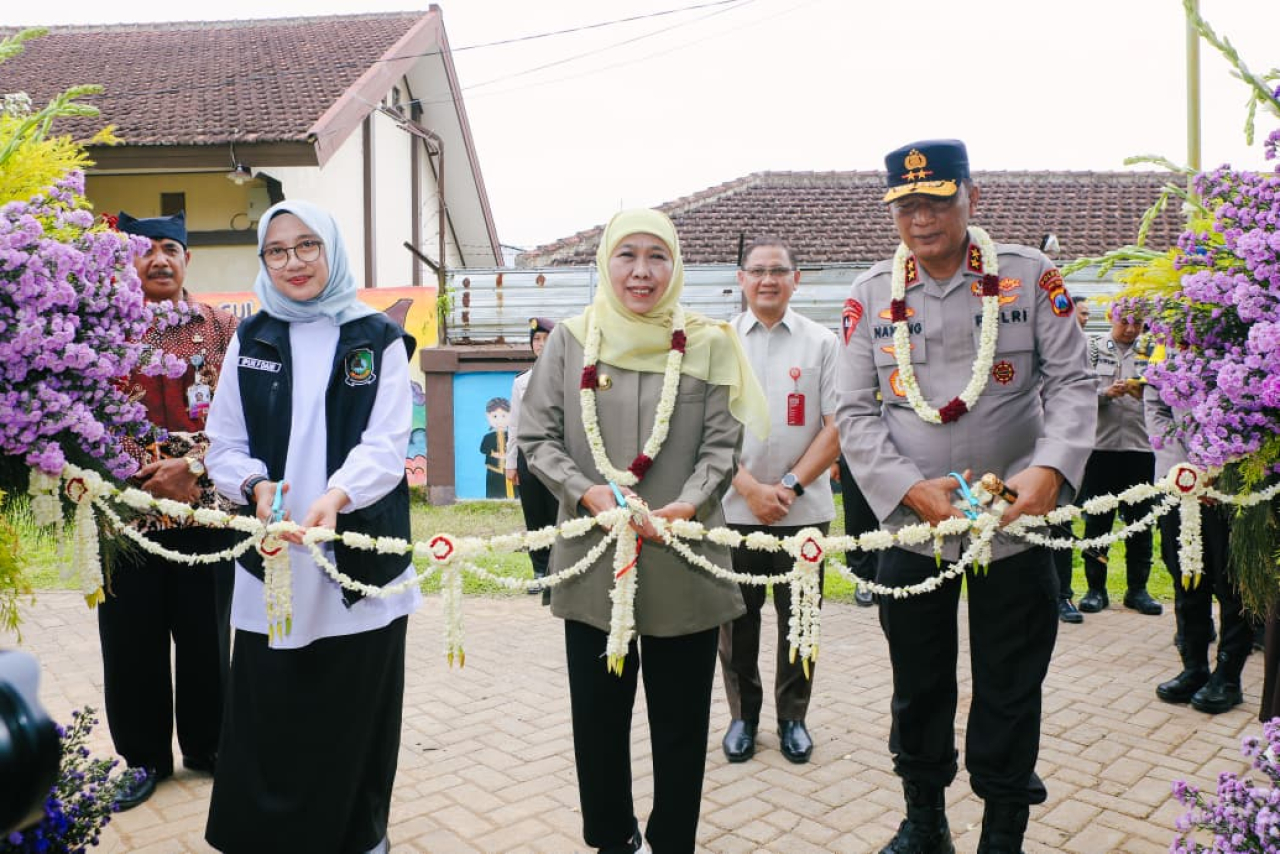  Gubernur Jawa Timur Khofifah Indar Parawansa bersama Kapolda Jawa Timur Irjen Pol. Nanang Avianto meresmikan sarana dan prasarana (sarpras) SMAN 2 Taruna Bhayangkara di Banyuwangi.
