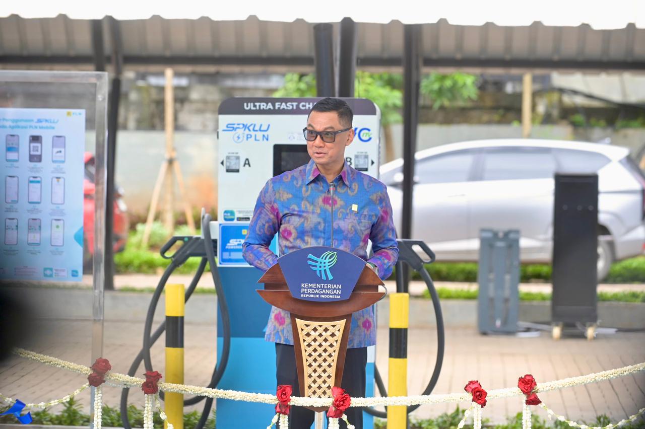 Direktur Utama PLN Darmawan Prasodjo dalam Stasiun Pengisian Kendaraan Listrik Umum (SPKLU) berteknologi ultra fast charging di lingkungan Kantor Kementerian Perdagangan