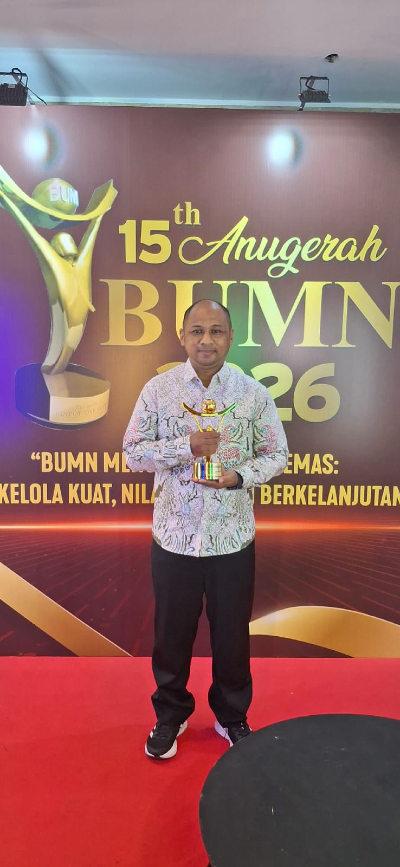 Superintenden Komunikasi Korporat dan Hubungan Investor TPS, Ardiansyah, menerima penghargaan 15th Anugerah BUMN 2026