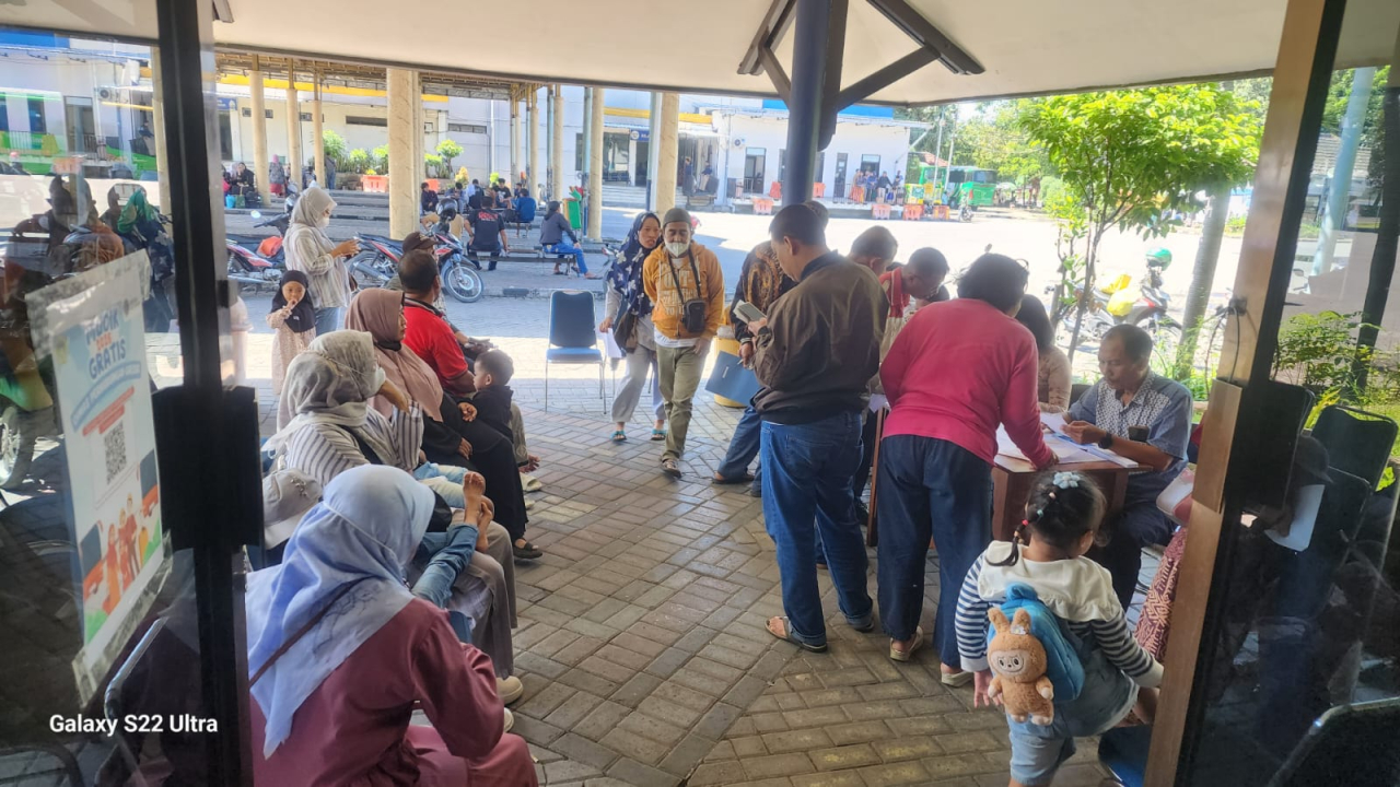 Masyarakat memadati Kantor Dinas Perhubungan Kabupaten Gresik untuk menukarkan tiket Program Mudik Gratis Gresik 2026.