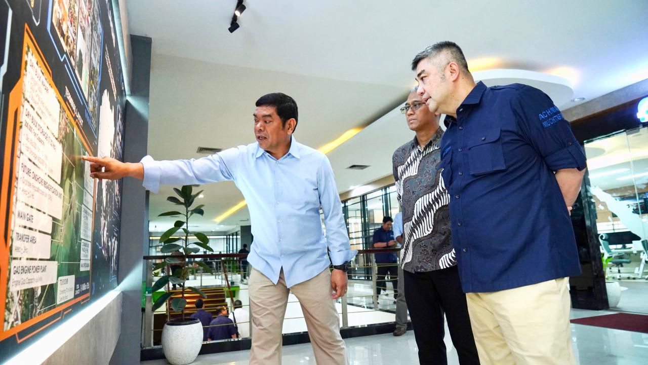 Direktur Utama PT Pelabuhan Indonesia (Persero), Achmad Muchtasyar mendapat penjelasan operasional dari Dirut PT Terminal Teluk Lamong David P Sirait