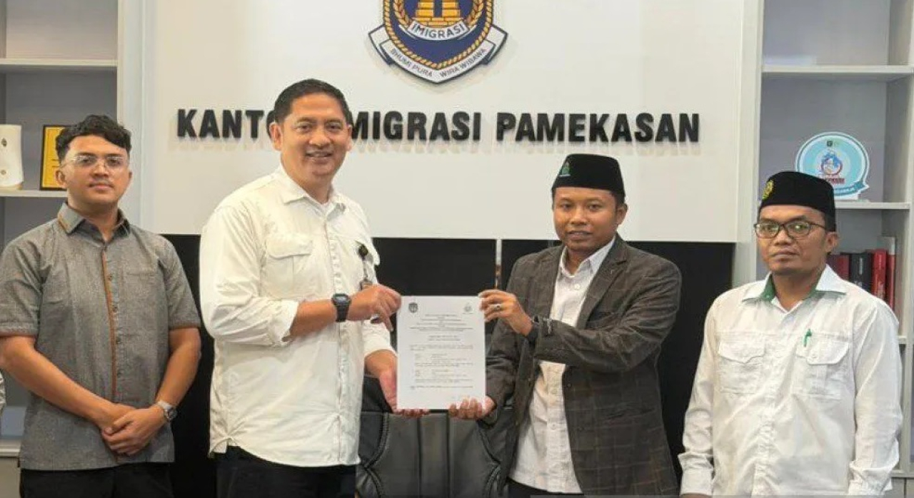Dekan Fakultas Syariah Universitas Islam Negeri (UIN) Madura Muhammad Taufiq, Ph.D bersama Kepala Kantor Imigrasi Pamekasan Ahmad Muttaqin di Pamekasan