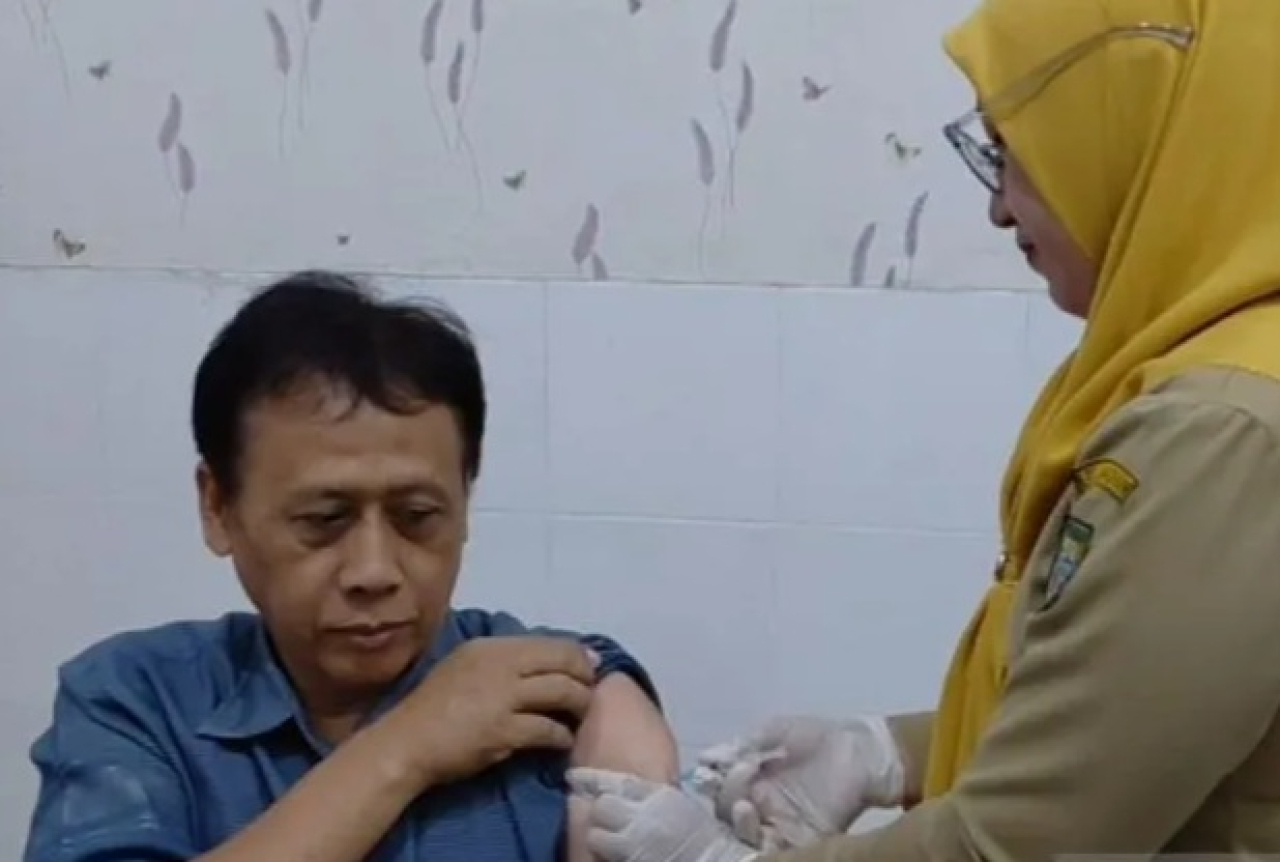 Jamaah calon haji saat menerima Suntikan Meningitis dari Dinkes Kota Madiun
