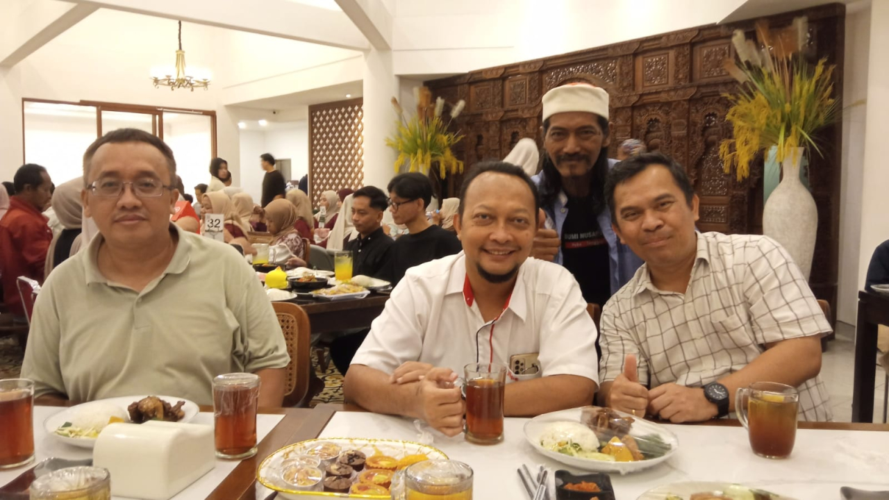 Yudi Darjanto (Tengah) Manager Comdev BKMS bersama Jonathan (Kanan) Manager GA BKMS serta wartawan dalam silaturahmi media di Gresik