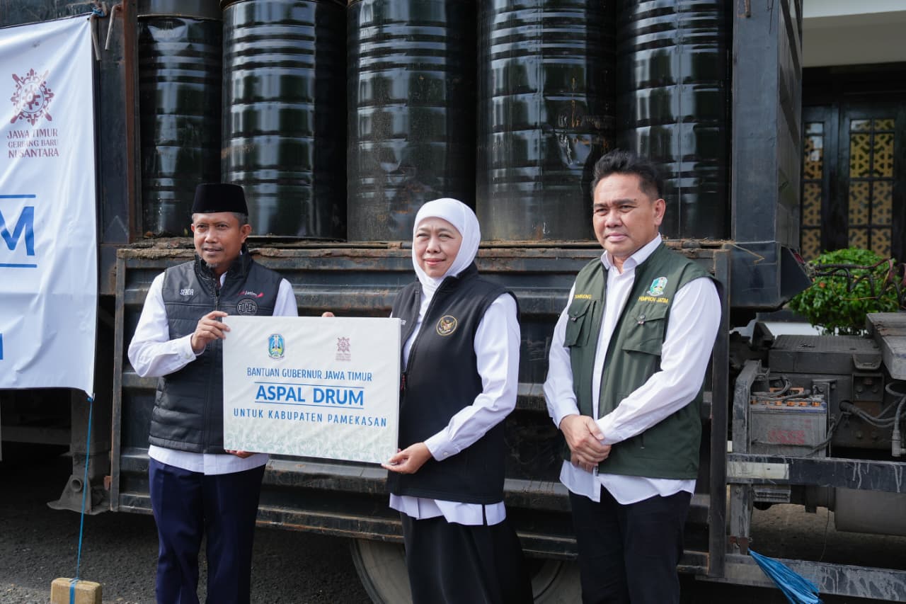 Gubernur Jawa Timur Khofifah Indar Parawansa menyerahkan bantuan 250 drum aspal kepada Bupati Pamekasan Kholilurrachman