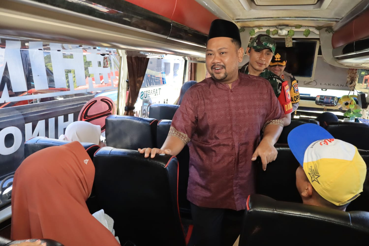 Bupati Gresik Fandi Akhmad Yani didampingi Forkopimda saat menaikai salahsatu bus pemudik dalam kegiatan Mudik Gratis 2026 Pemkab Gresik dan Jatimpedia.