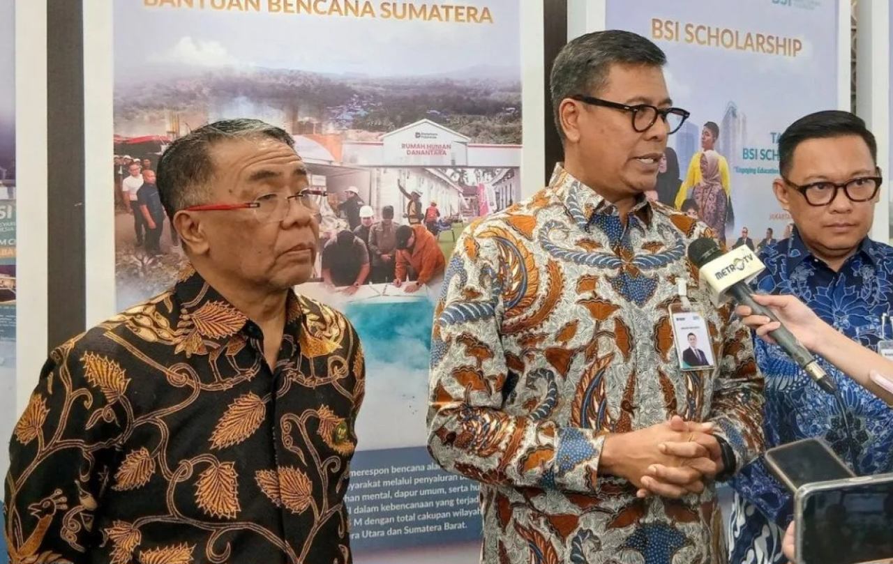 Ketua BAZNAS Sodik Mudjahid, Direktur Utama BSI Anggoro Eko Cahyo, dan Direktur Retail Banking BSI Kemas Erwan Husainy