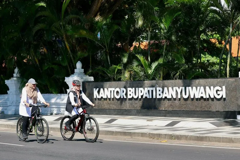 Bupati Banyuwangi Berangkat Ngantor Mancal Sepeda Ontel