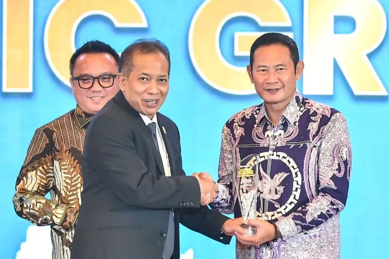 Penghargaan diserahkan oleh Menteri Koperasi RI Feri Juliantono kepada Bupati Lamongan Yuhronur Efendi