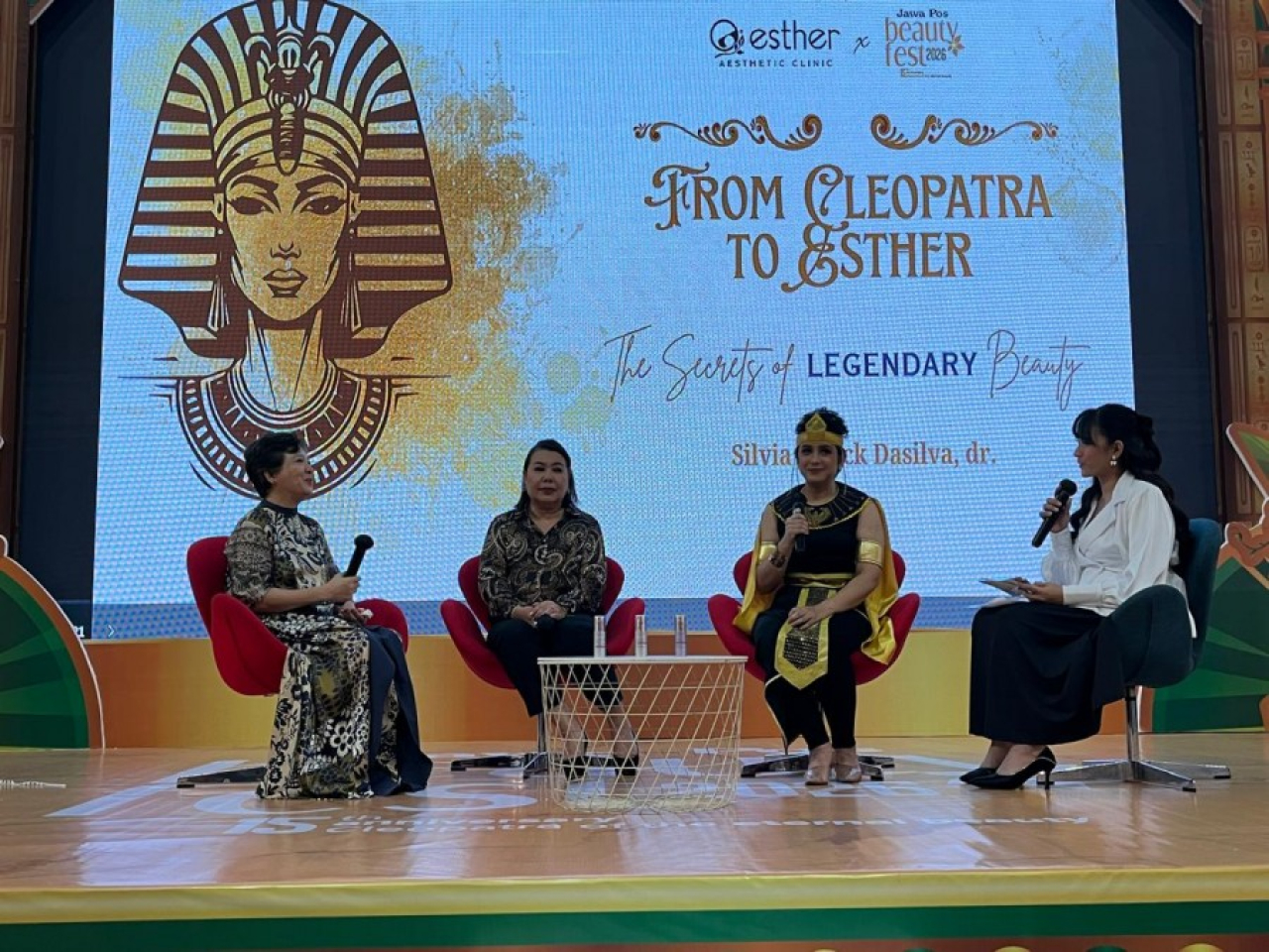 dr Esther Pertiwi, pendiri Klinik kecantikan Esther saat talk show