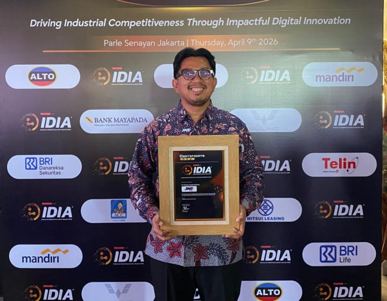 Penghargaan ini diberikan atas keberhasilan JNE dalam meningkatkan kualitas layanan melalui transformasi digital. 