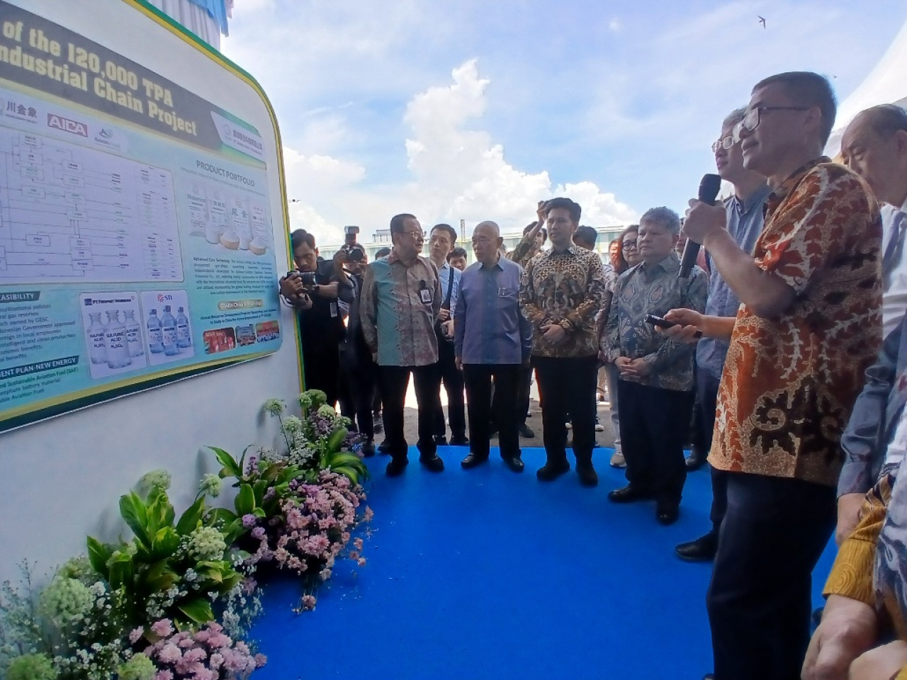 Perwakilan Golden Elephant saat memberikan penjelasan rencana produksi kepada Wagub Emil, Bupati Gresik Fandi Akhmad Yani, Plt Asisten Deputi Ketenagakerjaan Kemenko Perekonomian Dida Gardera