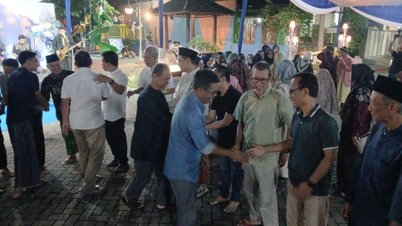Kebersamaan warga Perumahan Green Garden Regency Gresik dalam silaturahmi dan halal bihalal di komplek Perumahan superblok Iconland