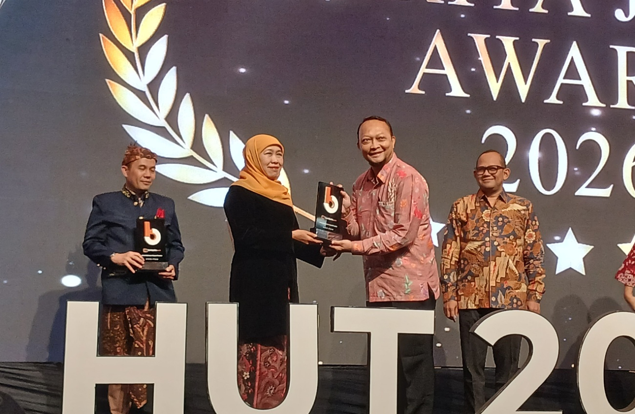 Penghargaan ini diserahkan langsung oleh Gubernur Jawa Timur, Khofifah Indar Parawansa, kepada Community Development (Comdev) Manager JIIPE, Yudi Darjanto mewakili pimpinan BKMS.