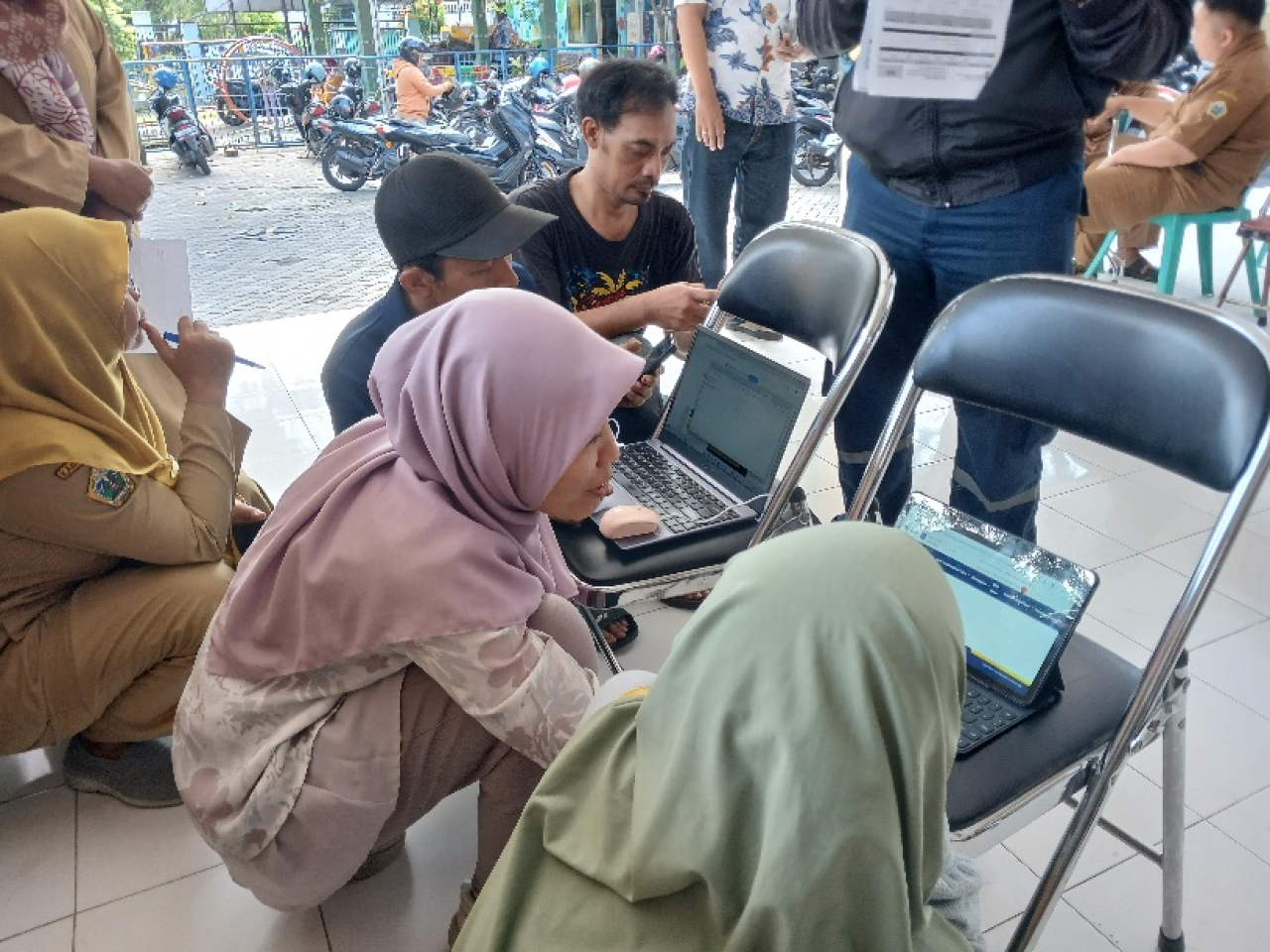 Petugas pajak melayani asistensi wajib pajak di Kecamatan Kebomas