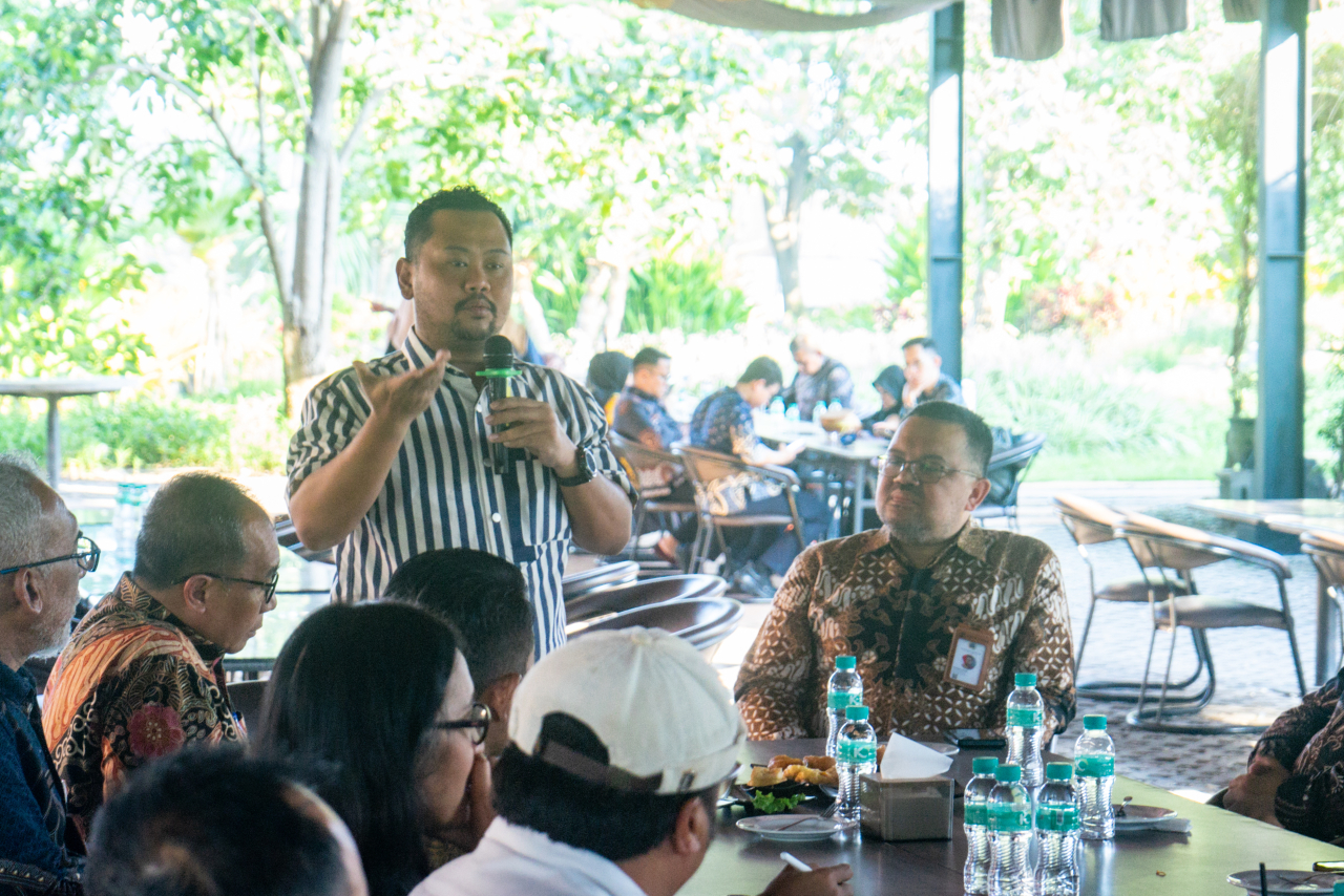 Bupati Gresik Fandi Akhmad Yani menjelaskan paparan kepada peserta Sesdilu didampingi Kepala Pusat Pendidikan dan Pelatihan Kementerian Luar Negeri, Khasan Ashari