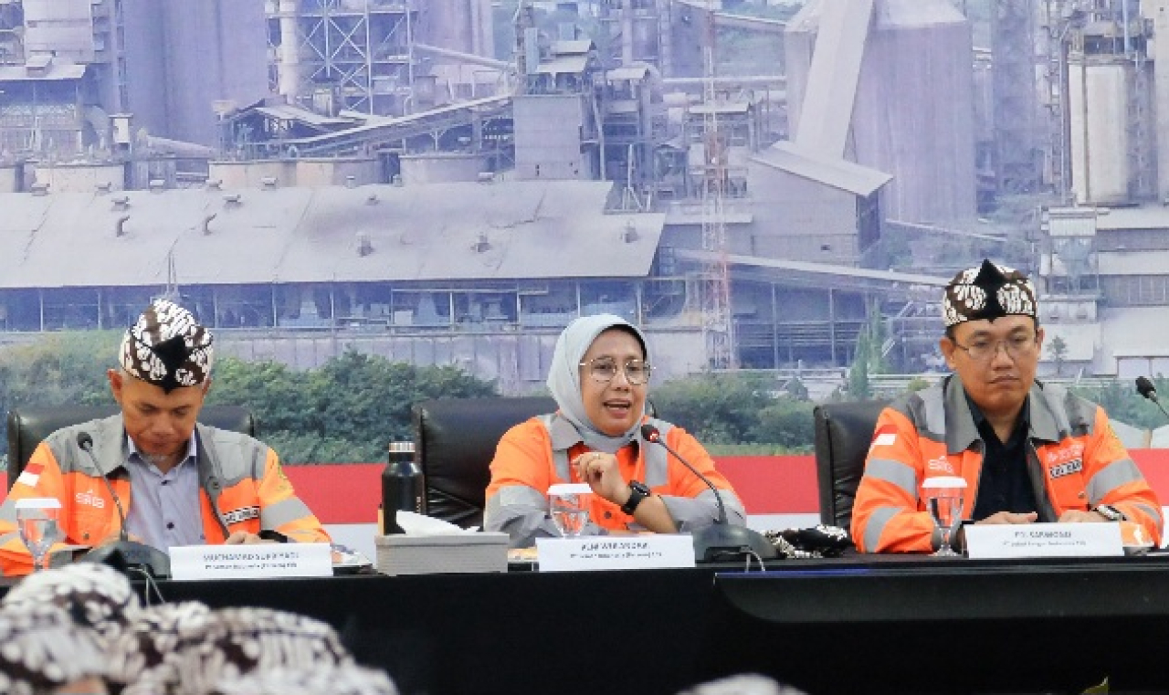 Reni Wulandari merupakan profesional dengan pengalaman lebih dari 25 tahun di industri semen.