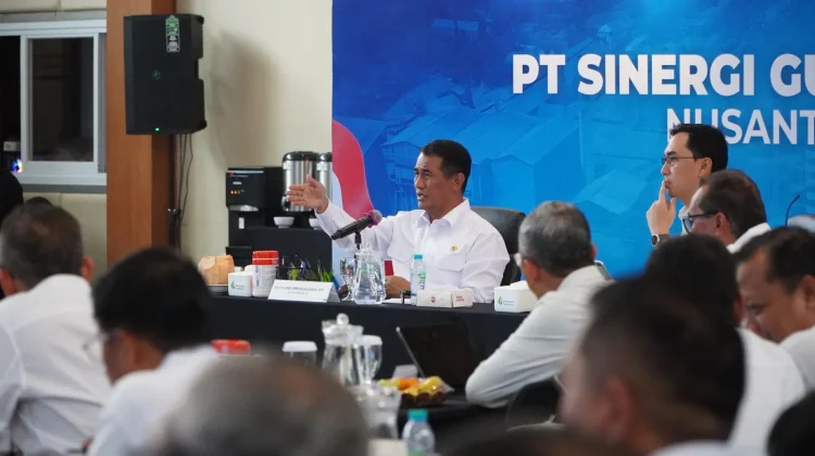 Menteri Pertanian Andi Amran Sulaiman saat melakukan rapat koordinasi di Kantor PT Sinergi Gula Nusantara (SGN)