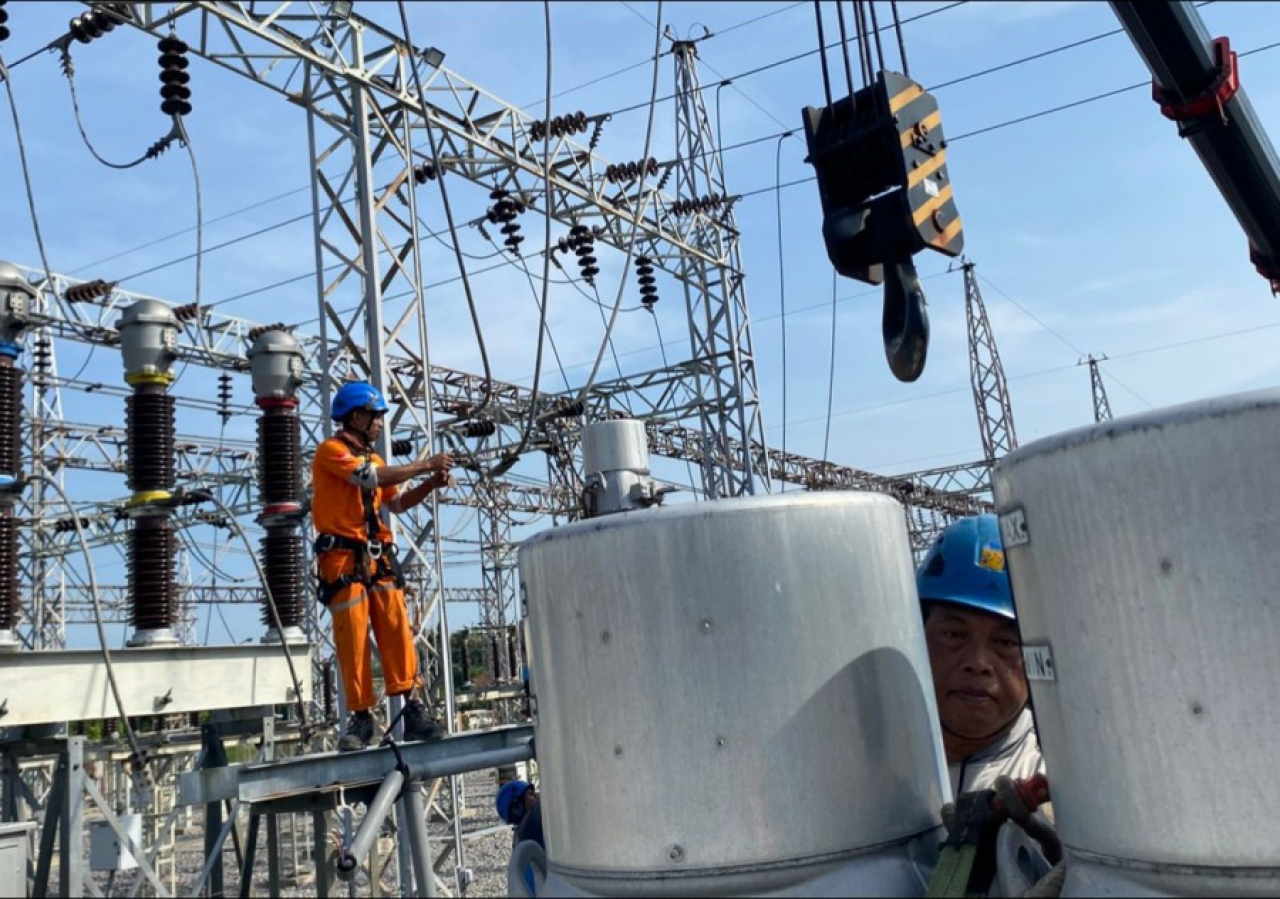Kegiatan pemeliharaan sistem transmisi gardu induk PLN UIT JBM
